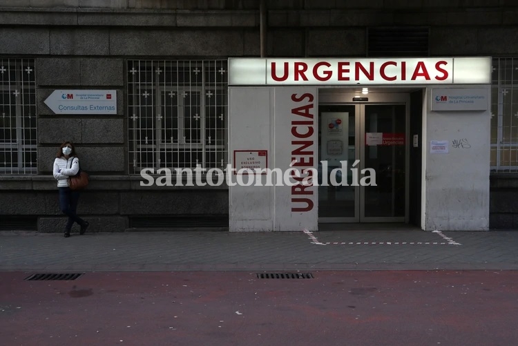 Una mujer espera por su esposo, atendido por un posible caso de coronavirus en Madrid. (Reuters)
