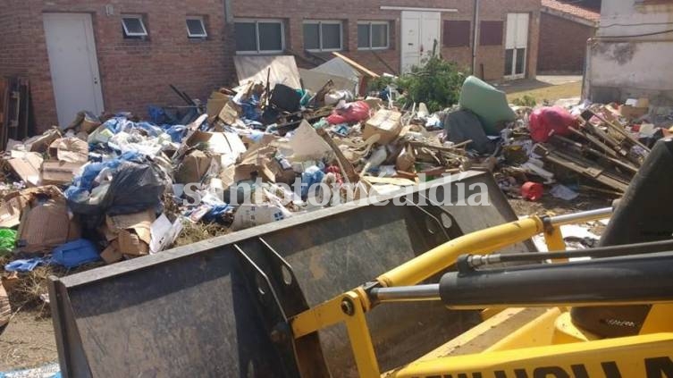 En un día, retiraron 18 toneladas de basura del viejo Hospital Iturraspe