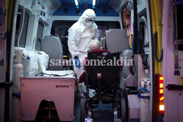 Traslado de un anciano contagiado en la residencia de San Carlos de Celanova, en Galicia, donde hubo 62 casos. (EFE)