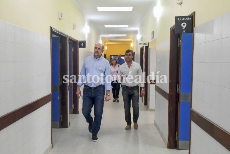 Perotti recorrió las obras del ex Hospital Iturraspe donde se montará una nueva atención de emergencias para reforzar el sistema de salud.