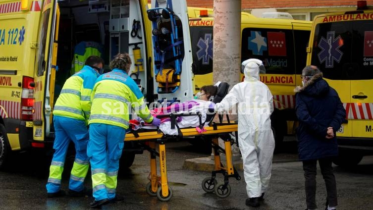 Sanitarios trasladan a un paciente al hospital 12 de Octubre, en Madrid.