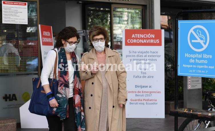 Dos mujeres salen de una clínica en la ciudad de Buenos Aires. (Télam)