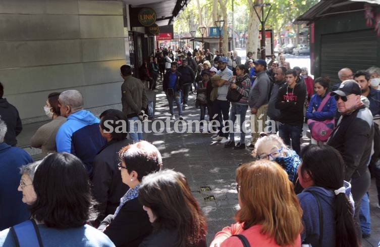 Mendoza: Jubilados, pensionados y beneficiarios de planes sociales realizaban esta mañana largas filas. (Télam)