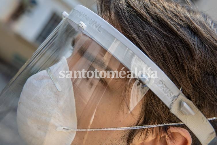 La Universidad Nacional del Litoral comenzó a entregar protectores faciales a efectores de Salud.