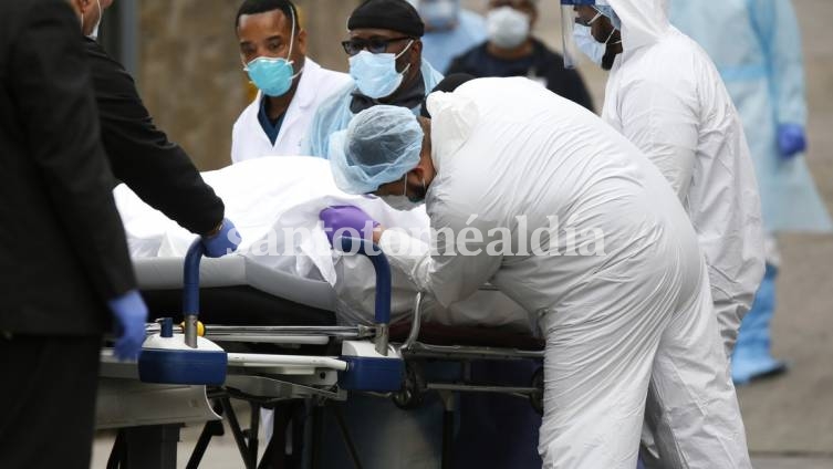 Médicos trasladan a una persona fallecida en Nueva York. (Foto: Reuters)