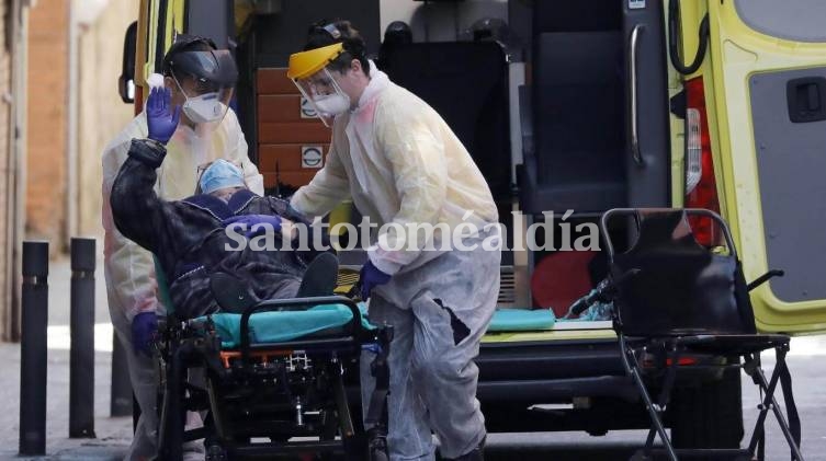 Enfermeros trasladan a un posible caso de coronavirus en Barcelona. (Foto: EFE)