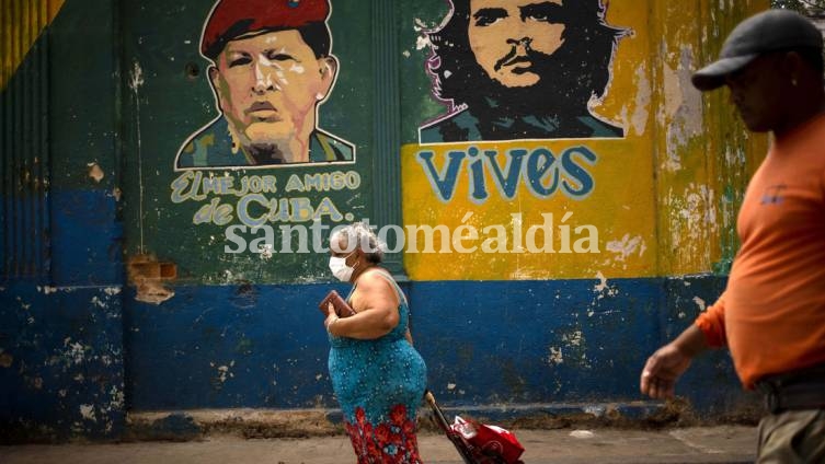 Una mujer camina hacia el mercado en La Habana, Cuba.