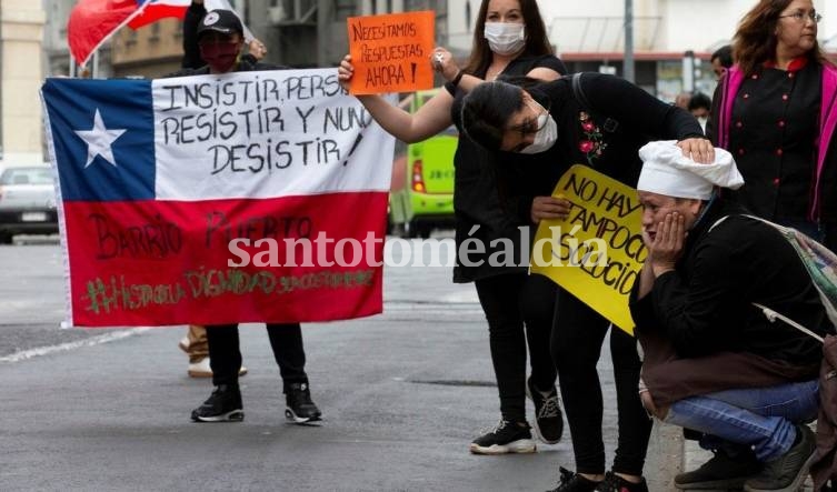 Un grupo de mozas pide dinero en la calle tras perder sus empleos por el cierre obligatorio de los restaurantes en Valparaíso. (Reuters)