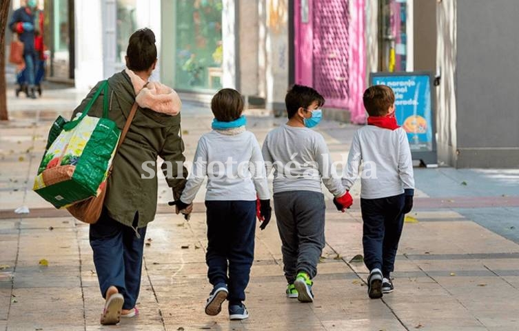 Si una madre o padre está solo y tiene que salir a comprar puede hacerlo acompañado de sus hijos (Foto: EFE)