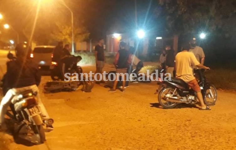 Las motos circulaban en sentido contrario y chocaron en Sarmiento al 3500. 