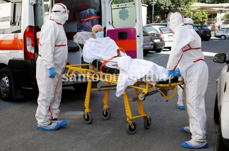 Médicos sacan a un paciente con covid-19 de una residencia de ancianos en Roma. (Reuters)