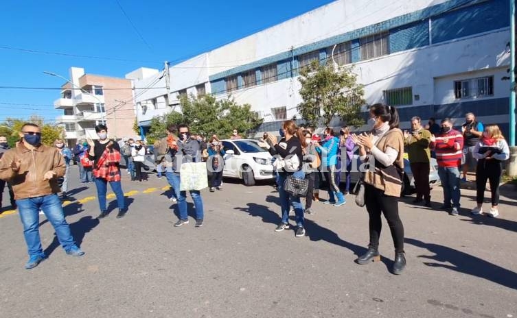 Comerciantes se manifestaron frente al municipio: “La situación es insostenible, necesitas abrir ya”