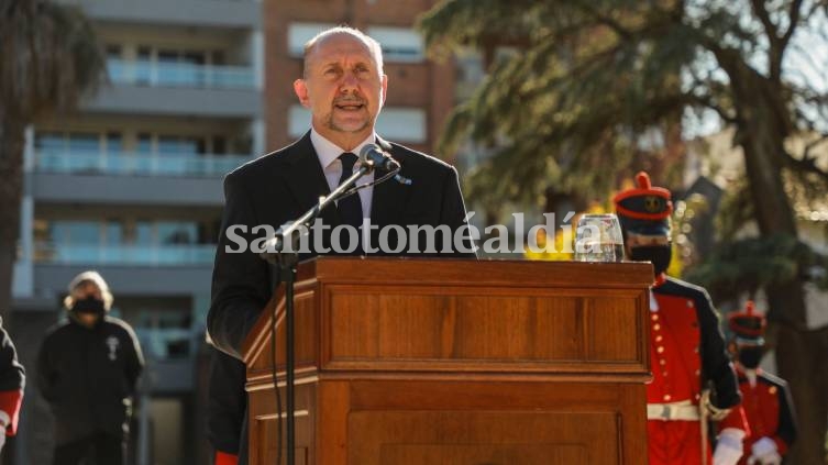 El gobernador de Santa Fe, Omar Perotti, encabezó el acto por el 25 de Mayo. (Foto: Gobierno)