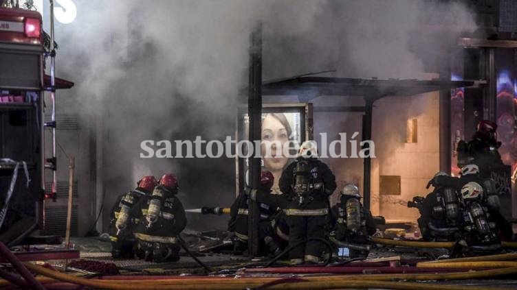 Dos bomberos muertos por las explosiones e incendio en un edificio de Villa Crespo
