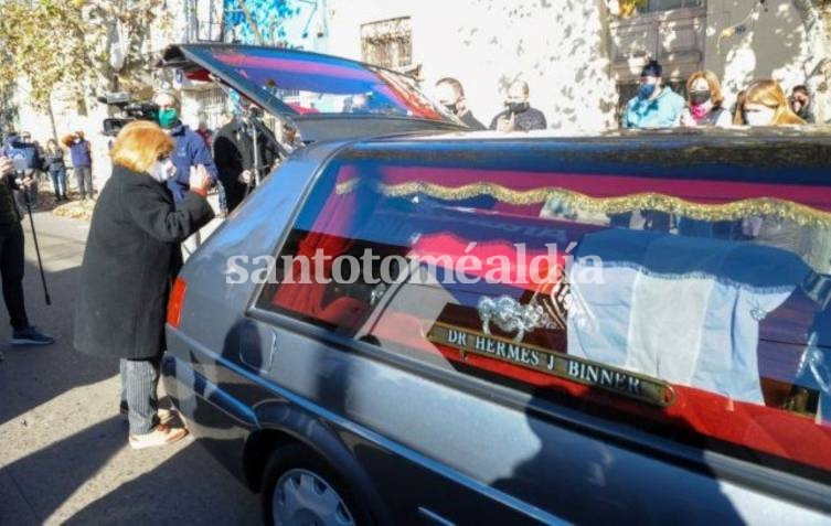 El féretro fue cubierto con rosas rojas y las banderas argentina y del socialismo.   (Foto: La Capital)