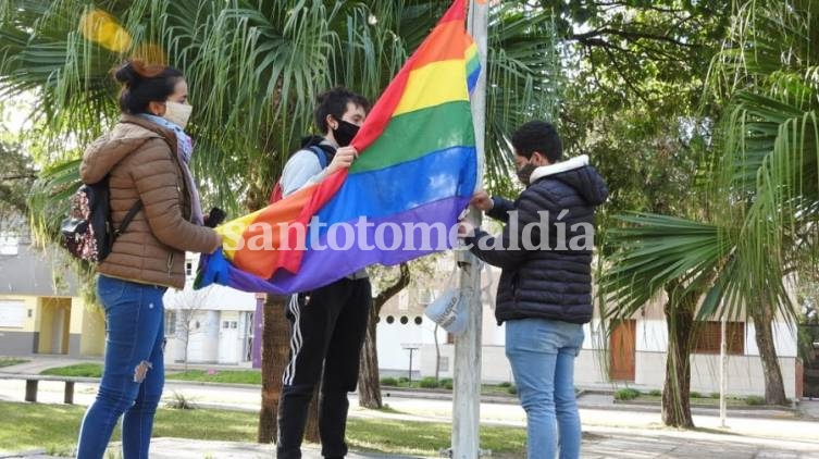 Con motivo del Día del Orgullo y en conjunto con distintas organizaciones, se colgaron banderas de la diversidad en localidades.