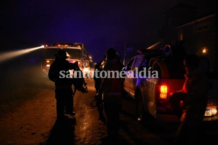 Bomberos de nuestra ciudad, Sauce Viejo y Santa Fe debieron trabajar para controlar el fuego. (Foto: El Litoral)