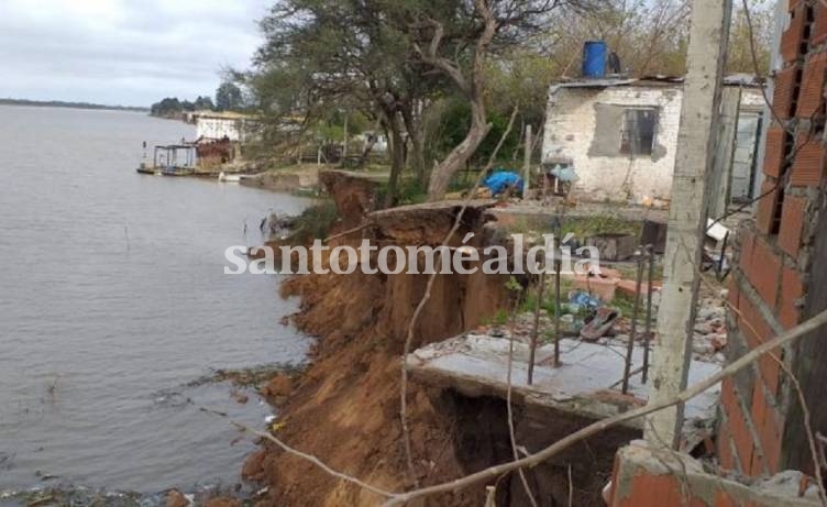 Unos 50 metros de barranca se desmoronaron en Sauce Viejo. (Foto: Canal Veo)