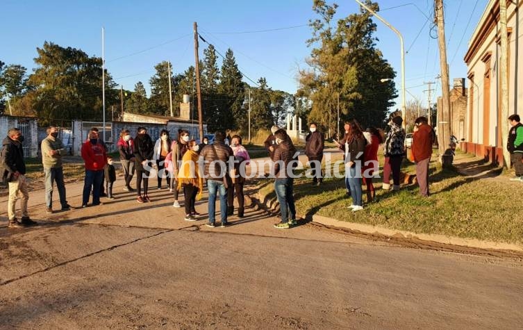 Cerca de 30 vecinos del barrio Iriondo se concentraron en la esquina de República de Chile y Corrientes. (Foto: Santotoméaldía)