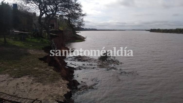 Desde la Secretaría de Recursos Hídricos advierten que podrían darse nuevos derrumbes en la barranca del río Coronda. (Foto: El Litoral)