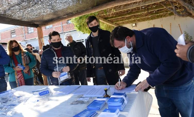 Castelló visitó Santo Tomé y encabezó la entrega del programa Huerta Familiar Santafesina 