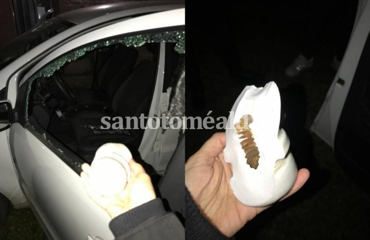 Uno de los cristales del auto quedó totalmente destruido.