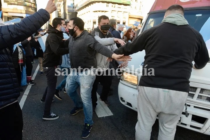 Manifestantes atacan al móvil de C5N.