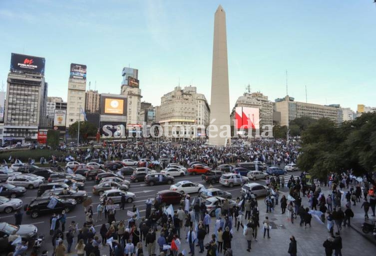 Miles de personas protestaron hoy en el Obelisco contra el Gobierno y la cuarentena.
