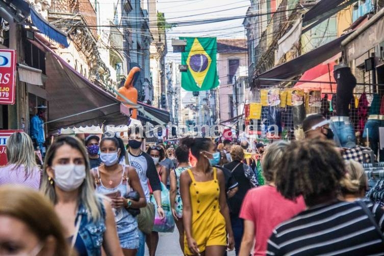 La gente pasea con máscaras faciales por Sahara, una zona de comercios en Río de Janeiro.