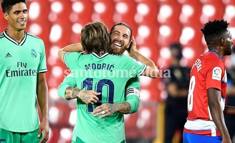 Sergio Ramos y Luka Modric festejan la ajustada victoria.  (Foto: AP)