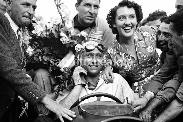 Juan Manuel Fangio conquistó cinco títulos en la Fórmula 1 y se convirtió en una leyenda del automovilismo mundial. (Foto: AP)