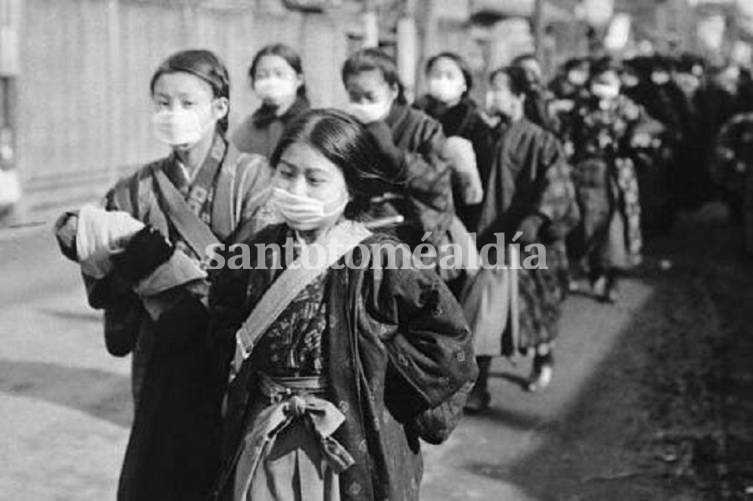 Varias niñas japonesas se cubren el rostro con tapabocas durante la pandemia de la gripe española, a principios del siglo XX. 