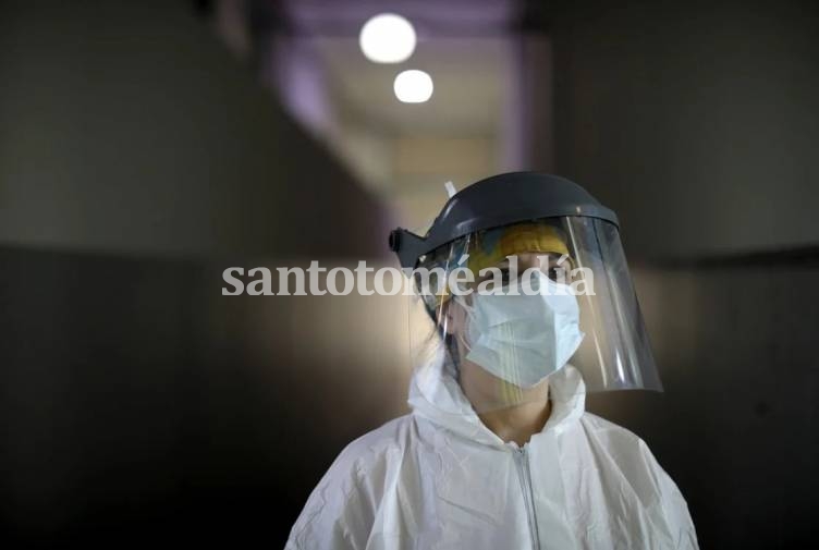 Una enfermera con su equipo de protección completo, en medio de la pandemia de coronavirus. 