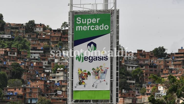 Un cartel promueve el primer supermercado iraní en América Latina en Caracas, Venezuela.