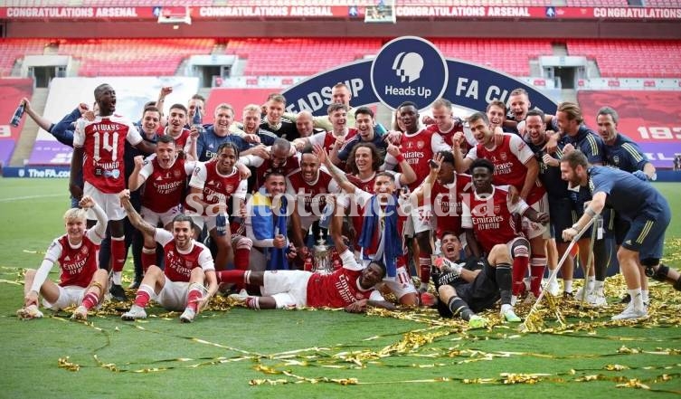 El equipo de Arsenal festeja la obtención de la English FA Cup.