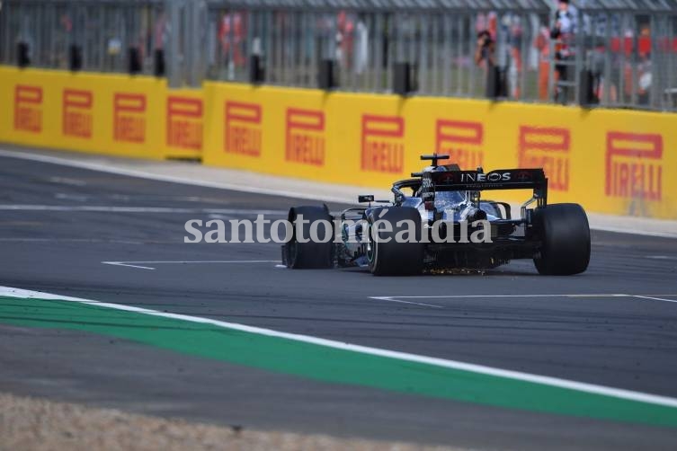 Hamilton llega al final con el neumático destruido. (Foto: AP