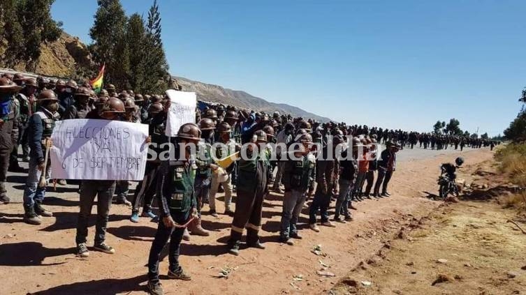 Organizaciones, trabajadores e indígenas en Bolivia bloquean principales vías y exigen que se respete las elecciones pautadas para el 6 de septiembre. (Foto: Telesur)