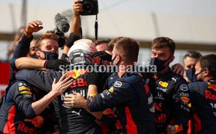 Verstappen recibe el abrazo de los integrantes de su equipo luego de su enorme victoria en el Gran Premio 70° Aniversario. (Foto: AFP)