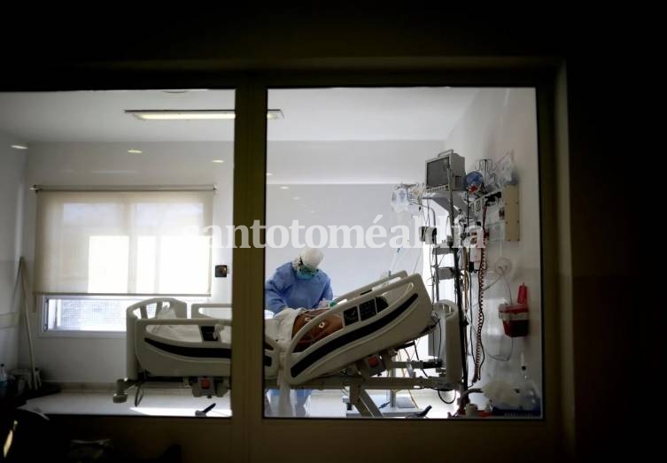 La cartera sanitaria indicó que son 3.702 los internados en unidades de terapia intensiva.