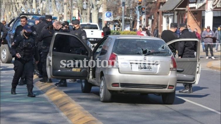 Raid delictivo, persecución y brutal tiroteo en las calles de Rosario