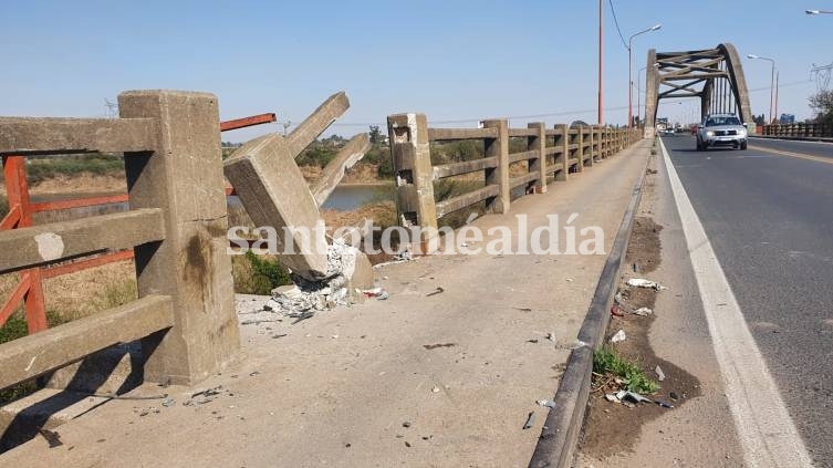 El impacto del auto rompió la baranda de contención del puente Carretero: (Foto: Santotomealdia)