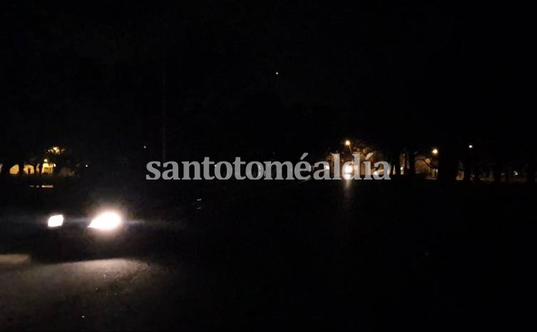 Santa Fe capital, a oscuras: una de cada cuatro luces de la ciudad se encuentran apagadas