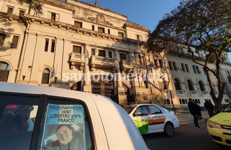 Dispusieron que el remisero policía afronte el proceso judicial en libertad