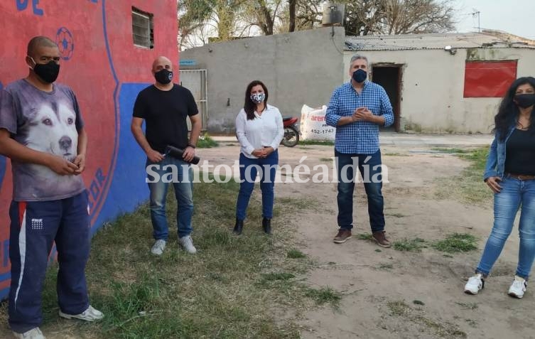 Junto a concejales del Frente Progresista,  Palo Oliver visitó las instalaciones del club Los Piratitas. (Foto: Santotomealdia)