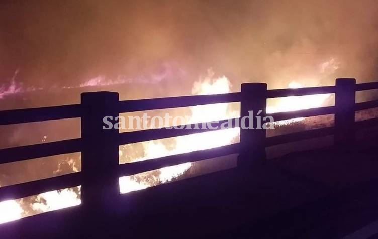 Volvieron a quemar pastizales debajo del Puente Carretero. (Foto: Relaciones Policiales Provincia) 