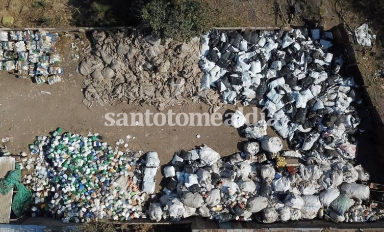 Vista aérea del terreno donde se realiza el acopio ilegal de plásticos. (Foto: Prensa Florencia González)