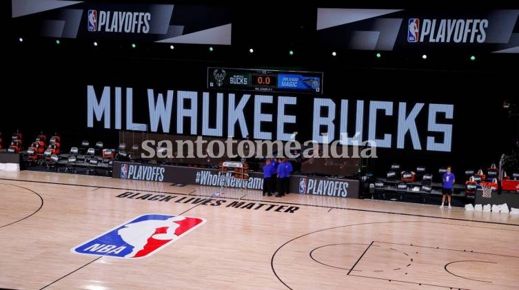 Los jugadores de los Milwaukee Bucks no se presentaron a jugar contra Orlando Magic en protesta contra la violencia policial. (Foto: AP)