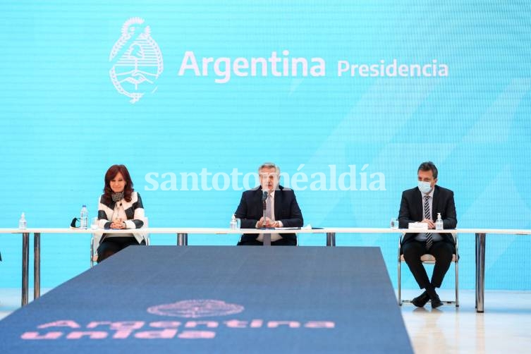 Alberto Fernández con Cristina Kirchner y Sergio Massa, en el Museo del Bicentenario. (Foto: Télam)