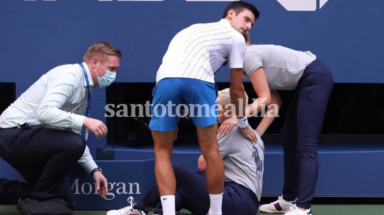 Djokovic descalificado por agredir con un pelotazo a una jueza de línea