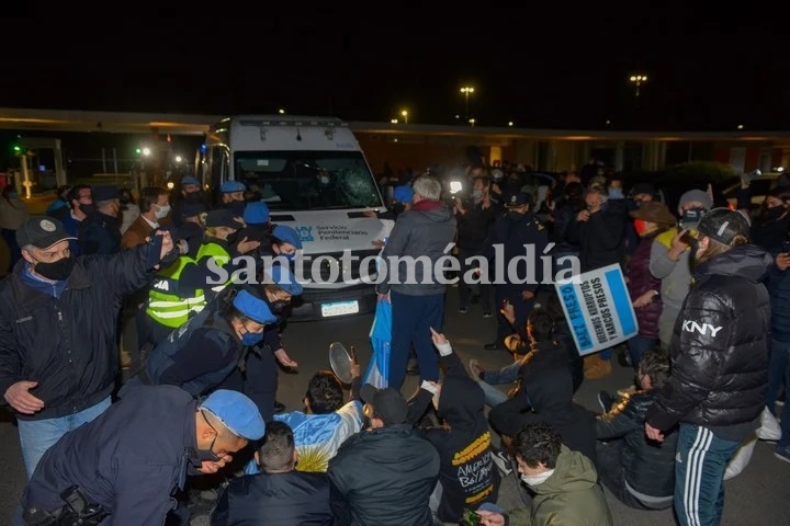 Los vecinos bloquearon el paso de la camioneta del Servicio Penitenciario que llevaba a Lázaro Báez. (Foto: Clarín)